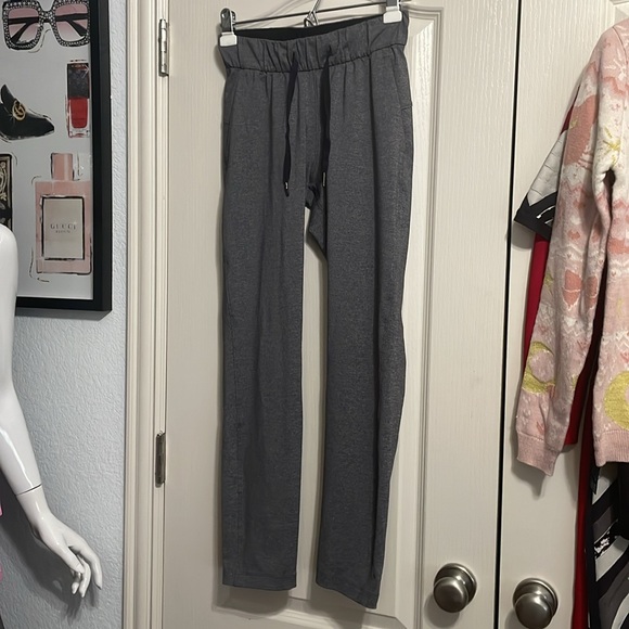 Lululemon On The Fly Pant 28" in Heathered Black - Picture 3 of 6